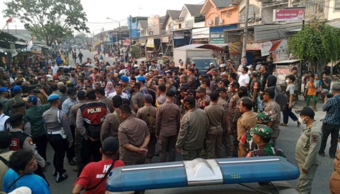 Jalan di Blokade Pedagang Pasar Kutabumi, Polisi Datangkan Water Canon