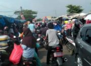 Lapak Dibahu Jalan Bikin Macet, Warga Dengan Pedagang Pasar Sentiong Terlibat Cekcok