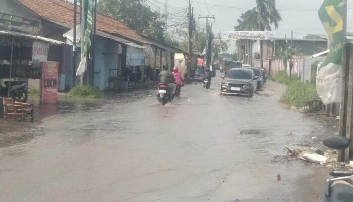 Genangan Air Parah di Jalan Raya Pasar Kemis-Rajeg, Pengendara Terpaksa Putar Arah