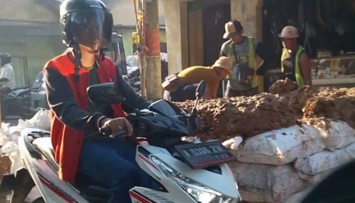 Macet Parah Akibat Galian PDAM di Sukatani, Warga: Ini Jam Kerja, Bukan Jam Gali