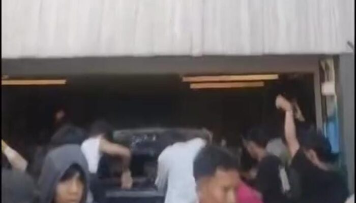 Massa Geruduk Rumah Ahmad Sahroni di Tanjung Priok, Kendaraan dan Bangunan Hancur