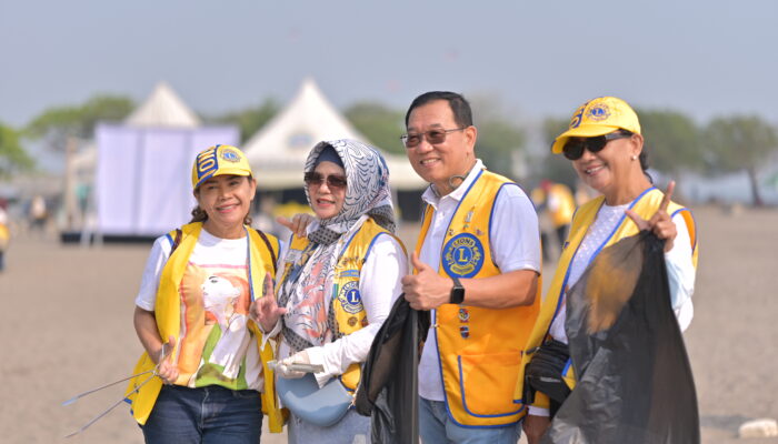 Aksi Nyata Lions & Leo Club, Bersihkan Pantai Tanjung Pasir dan Bagikan Bantuan Sosial